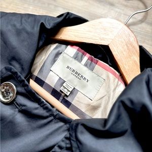 BURBERRY mid-length Lightweight Kensington Trench
Colour: Black